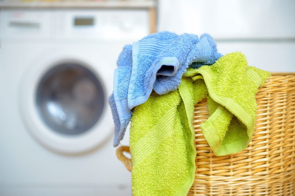 Toalhas na lavanderia - Desinfetar as roupas quando alguém está doente é uma tarefa fundamental